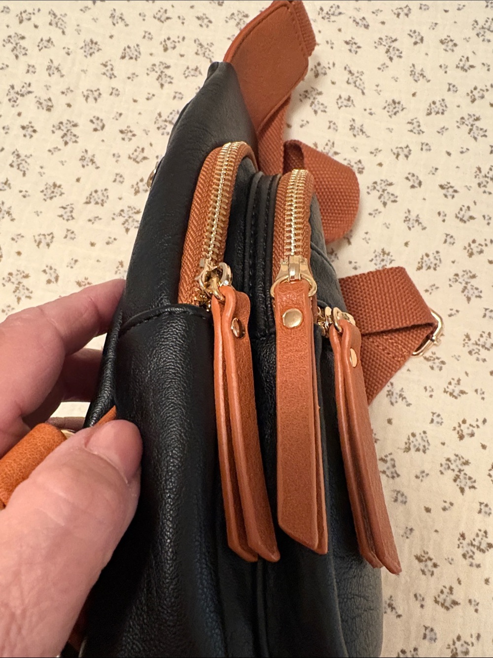 🤎 Sling Backpack - Picture 2 of 8